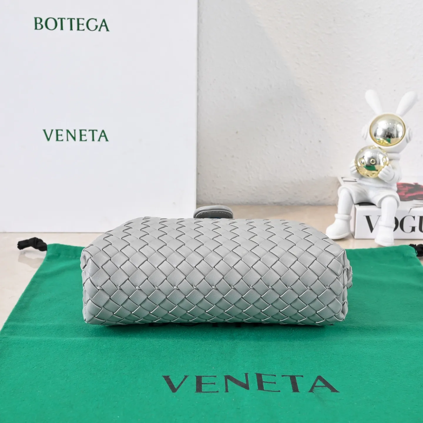 Batch 1880 BOTTEGA VENETA LAUREN 1980 small clutch bag is new! The small size that many people are squatting on is finally here. The self-adjustable zipper is a highlight of this bag. After being removed, it can be used as a handbag for important occasions. One bag unlocks two carrying methods at the same time. It is practical and has a unique sense of structure and beautiful lines. It is more elegant than a small cloud. It is a tribute to the classics and the pursuit of modernity. Style number: 4038 Size: 27*15*8cm